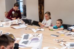 dzieci uczestniczą w zajęciach artystycznych