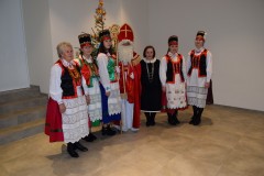 Panie i Mikołaj pozujący.