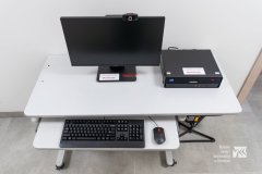 Biurko na którym stoi komputer, monitor, myszka i klawiatura. Komputer i monitor posiadają naklejki z logiem marki Mazowsze