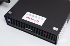 Zdjęcie komputera z naklejką logo marki Mazowsze