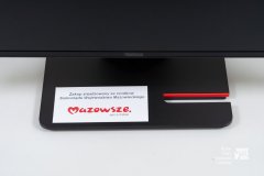 Stopka monitora komputerowego z naklejką z logo marki Mazowsze