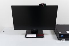 Monitor komputerowy z naklejonym logo marki Mazowsze na stopce.