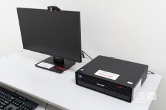 Biurko na którym stoi komputer i monitor