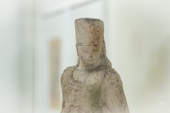 Fragment rzeźby kobiety na wystawie