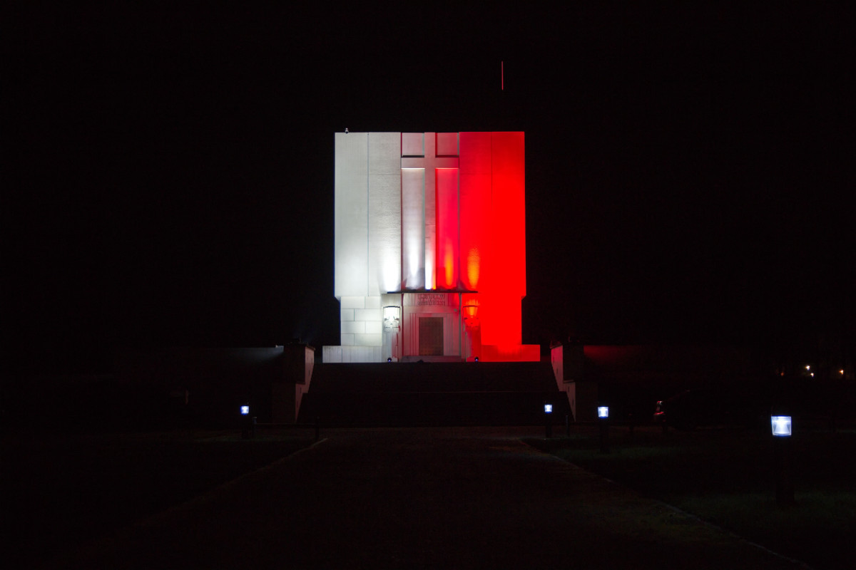 Biało-czerwona iluminacja na Pomniku Mauzoleum