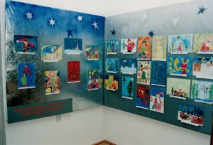 Fragment wystawy pokonkursowej. Konkurs na projekt karty świątecznej „Tajemnice Świętego Mikołaja”