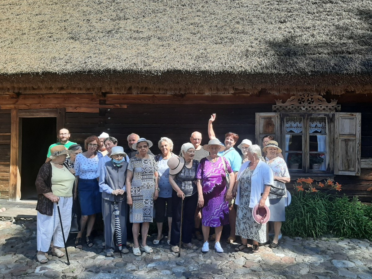 Seniorzy w Zagrodzie Kurpiowskiej w Kadzidle