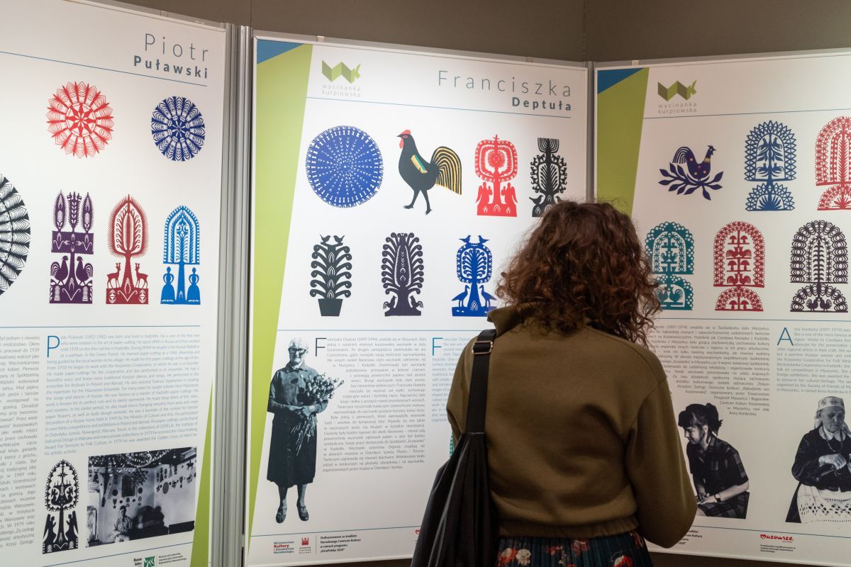 Wystawa „Wycinanka kurpiowska z Puszczy Zielonej” prezentowana w Łomży