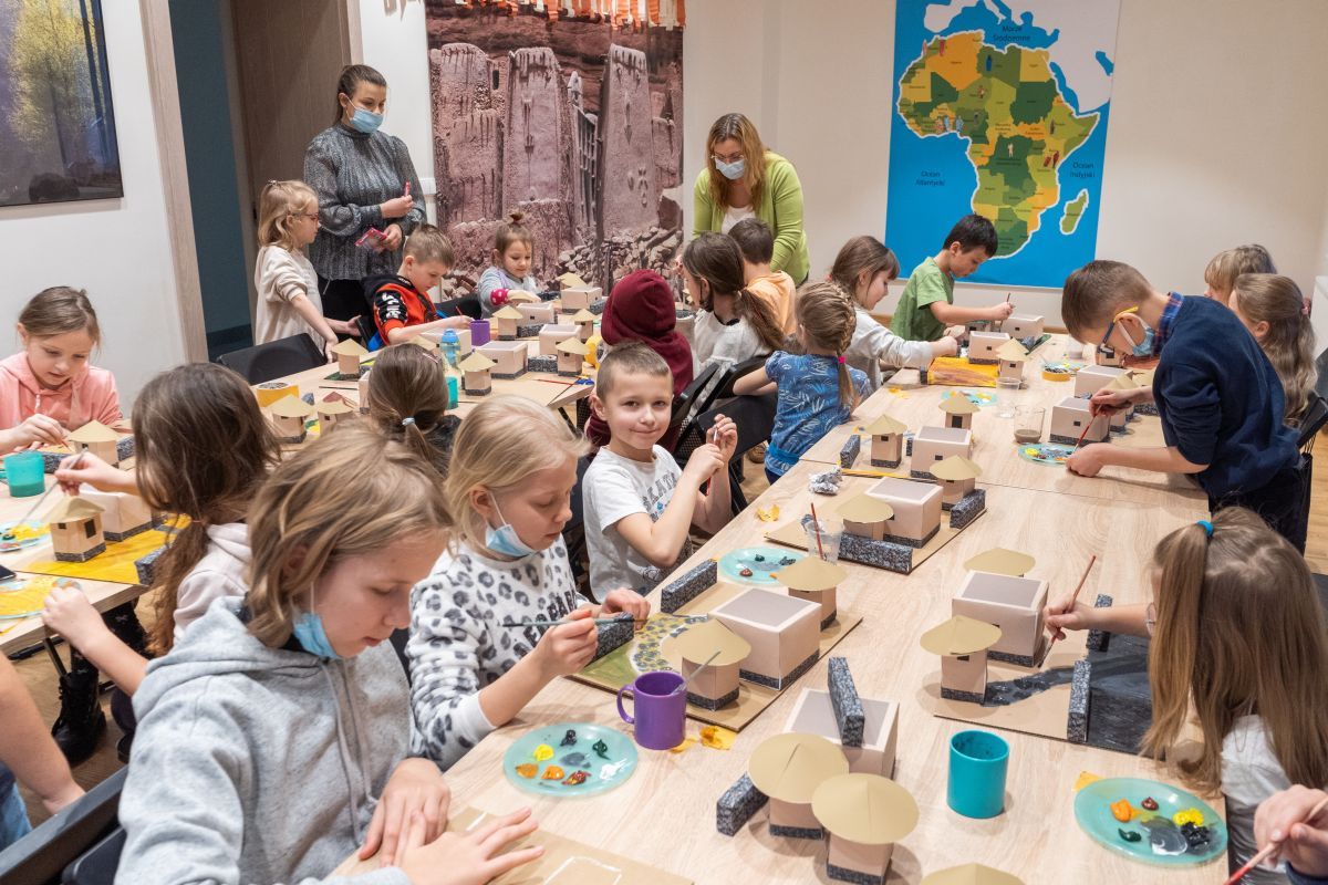 Dzieci budowały makietę afrykańskiej osady