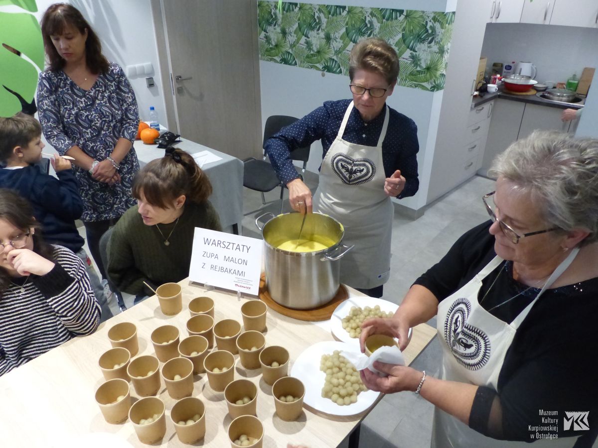 Goście Muzeum gotowali kurpiowską zupę z dyni